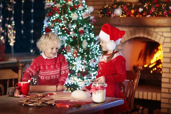 Niño horneando galletas de Navidad. Los niños hornear para Navidad — Foto de Stock