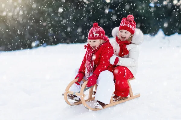 Kinderen op slee. Kinderen sled. Sneeuw Winterpret. — Stockfoto