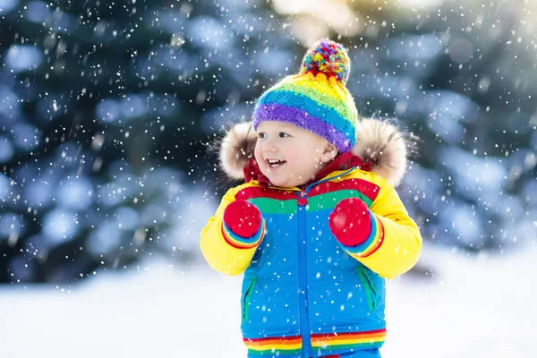 Niño jugando con nieve en invierno. Niños al aire libre . —  Fotos de Stock