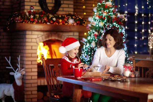 全家在圣诞节烘烤。母亲和孩子烘烤. — 图库照片