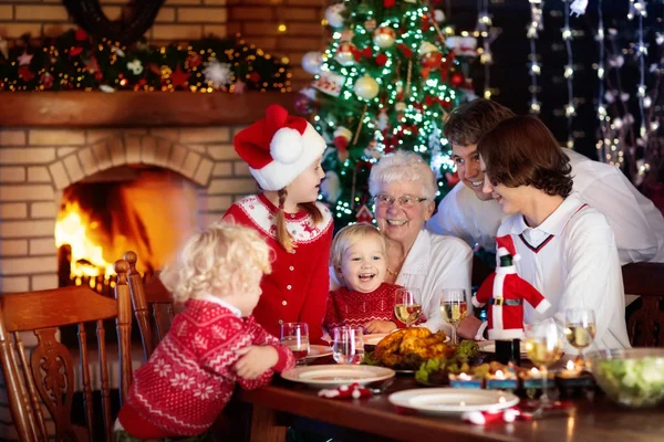 Kerstdiner. Gezin met kinderen op de kerstboom. — Stockfoto