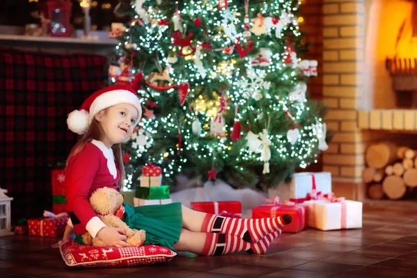 Barn på julgran. Kid vid spisen på Xmas — Stockfoto