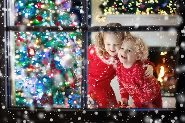 크리스마스 트리 아이 들. 크리스마스 이브에 벽난로에 아이 — 스톡 사진