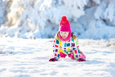 Kışın kar ile oynayan çocuk. Çocuklar açık havada.