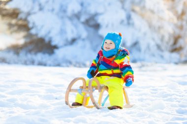 Çocuk kızağı binmek. Kızakla çocuk. Kızak ile çocuk