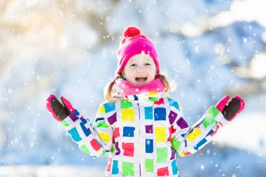 Kışın kar ile oynayan çocuk. Çocuklar açık havada.