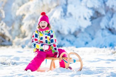 Kız kızak yolculuğu. Kızakla çocuk. Kızak ile çocuk