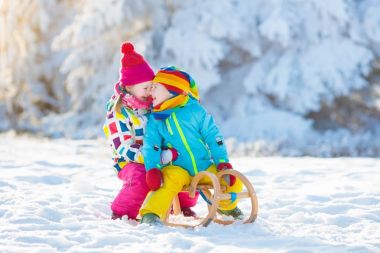Çocuklar karda oynamak. Kış kızağı binmek çocuklar için