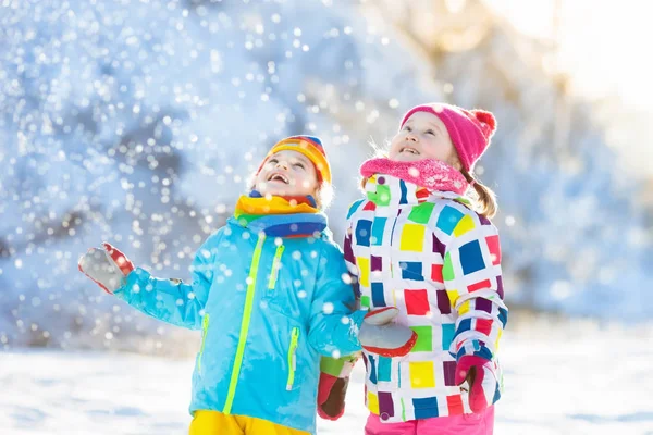 Dzieci zima snow ball walki. Dzieci bawią się w śniegu — Zdjęcie stockowe