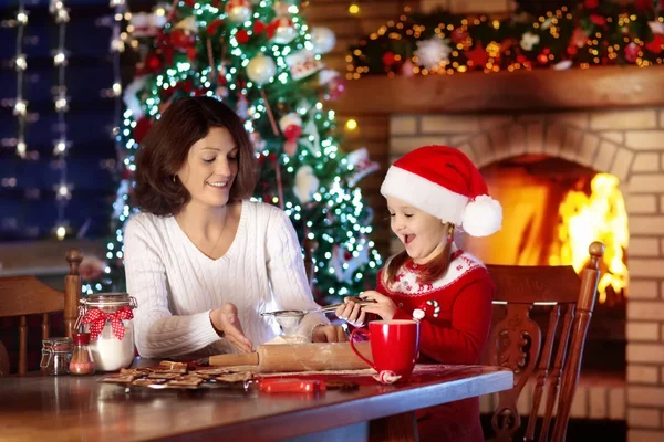 Семейная выпечка на Рождество. Выпечка матери и ребенка . — стоковое фото