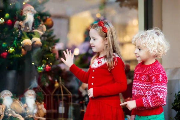 Niños comprando regalos de Navidad. Los niños compran decorati de Navidad — Foto de Stock