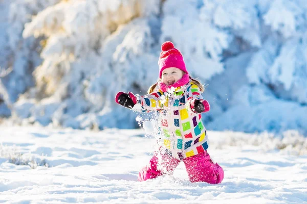 Criança brincando com neve no inverno. Crianças ao ar livre . — Fotografia de Stock