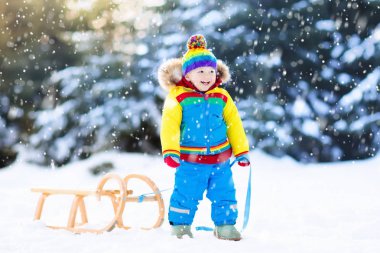 Çocuk kızağı binmek. Kızakla çocuk. Kızak ile çocuk
