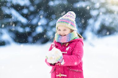 Kışın kar ile oynayan çocuk. Çocuklar açık havada.