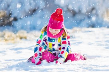 Kışın kar ile oynayan çocuk. Çocuklar açık havada.