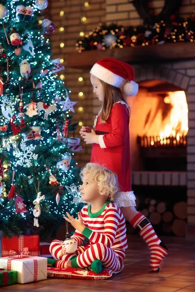 Dítě na vánoční stromeček. Děti na krb na Vánoce — Stock fotografie