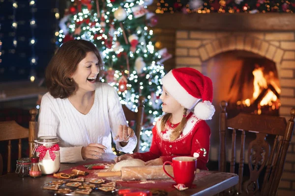 Hornear en familia en Navidad. Madre e hijo hornear . — Foto de Stock