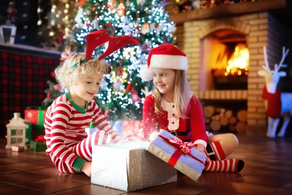 Criança na árvore de Natal. Crianças na lareira em Xmas — Fotografia de Stock