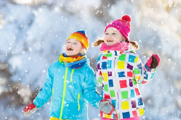 Dzieci zima snow ball walki. Dzieci bawią się w śniegu — Zdjęcie stockowe