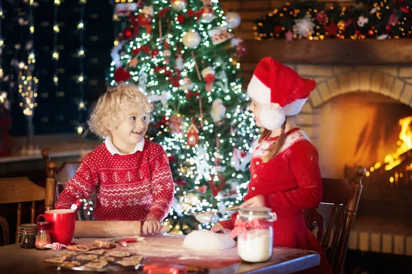 Niño horneando galletas de Navidad. Los niños hornear para Navidad — Foto de Stock