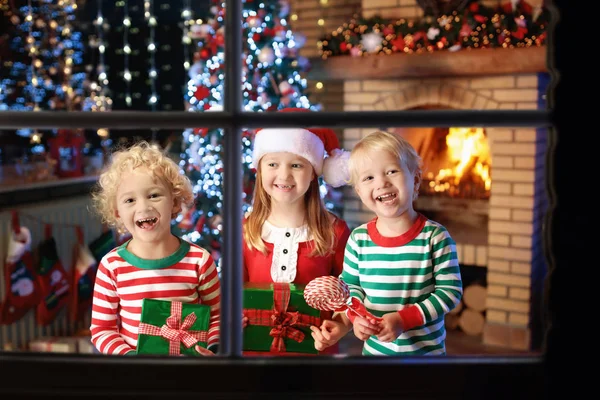 Child at Christmas tree. Kids at fireplace on Xmas — Stock Photo, Image