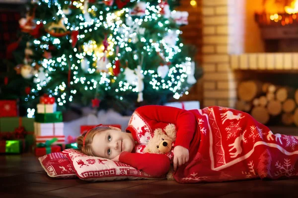 Criança na árvore de Natal. Miúdo na lareira no Natal — Fotografia de Stock