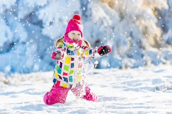 Το παιδί παίζει με το χιόνι το χειμώνα. Τα παιδιά σε εξωτερικούς χώρους. — Φωτογραφία Αρχείου