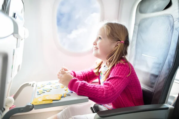 Niño en avión. Vuela con la familia. Niños viajan . — Foto de Stock