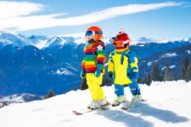 Kayak ve kar kış eğlenceli çocuklar için. Çocuk Kayak.