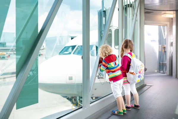 Kinder reisen und fliegen. Kind im Flugzeug am Flughafen — Stockfoto