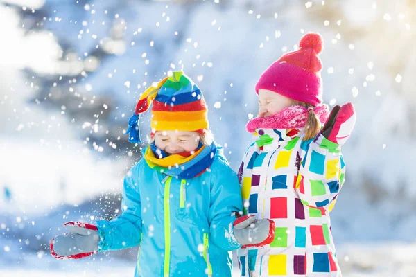 Dzieci zima snow ball walki. Dzieci bawią się w śniegu — Zdjęcie stockowe