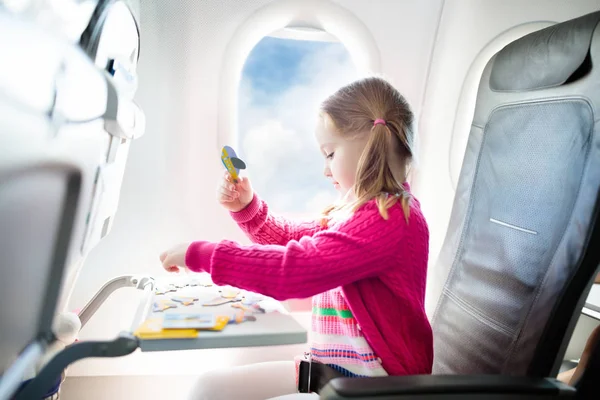 Kind in het vliegtuig. Vliegen met familie. Kinderen reizen. — Stockfoto