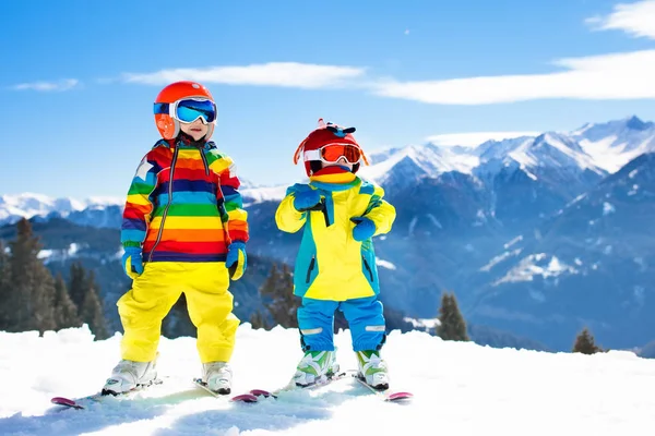 Kayak ve kar kış eğlenceli çocuklar için. Çocuk Kayak.