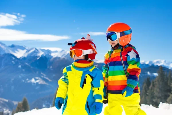 Ski e neve inverno divertido para as crianças. Crianças esquiando . — Fotografia de Stock
