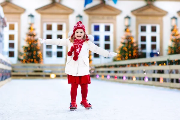 Patinaje sobre hielo para niños en invierno. Patines de hielo para niños . — Foto de Stock