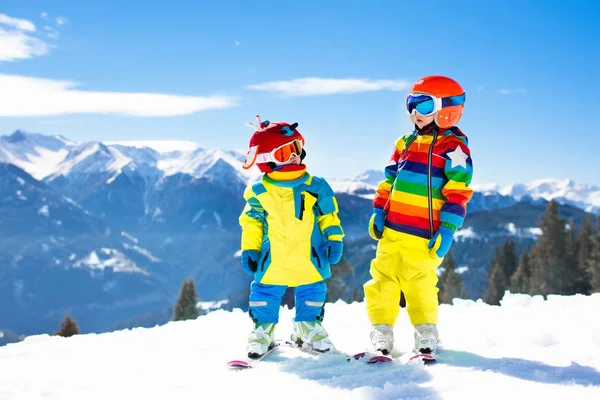 Ski e neve inverno divertido para as crianças. Crianças esquiando . — Fotografia de Stock