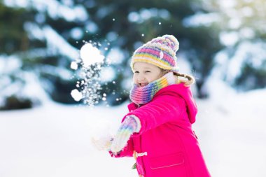 Kışın kar ile oynayan çocuk. Çocuklar açık havada.