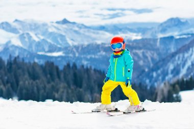 Kış kar spor çocuklar. Çocuk Kayak. Aile Kayak.