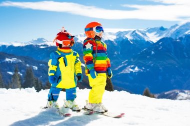 Kayak ve kar kış eğlenceli çocuklar için. Çocuk Kayak.