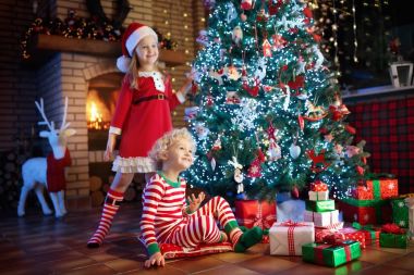 Noel ağacı, çocuk. Şömine Xmas üzerinde çocuklar
