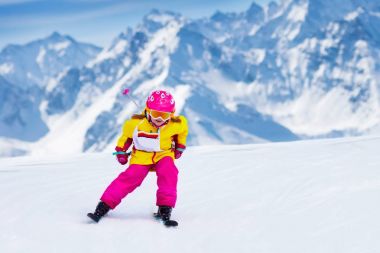 Kayak ve kar eğlenceli. Kayak çocuklar. Çocuk kış spor.