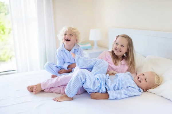 Barn i sängen. Barn i pyjamas. -Familjerum. — Stockfoto