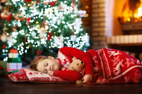 Niño en el árbol de Navidad. Niño en la chimenea en Navidad —  Fotos de Stock