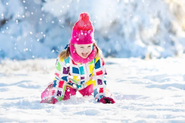 Criança brincando com neve no inverno. Crianças ao ar livre . — Fotografia de Stock