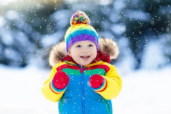 Bambino che gioca con la neve in inverno. Bambini all'aperto . — Foto Stock