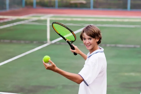 Dítě hrající tenis na venkovní kurt — Stock fotografie