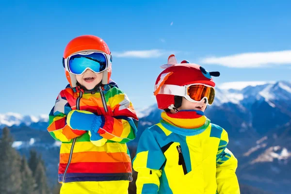 Skidor och snö vinter roligt för barnen. Barn skidor. — Stockfoto