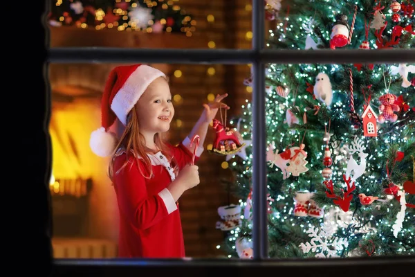 Çocuk Noel ağacı ve şömine Noel arifesinde — Stok fotoğraf