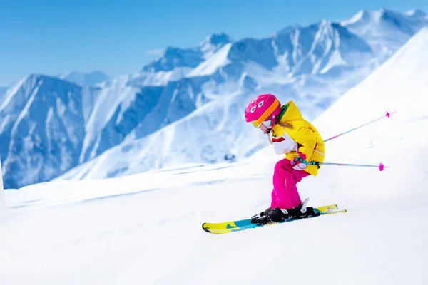 Lyžařská a snow fun. Děti lyžování. Dětské zimní sport. — Stock fotografie