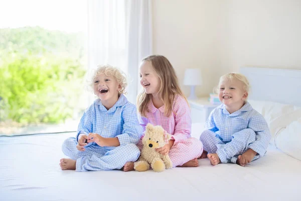 Des enfants au lit. Des enfants en pyjama. Chambre familiale . — Photo